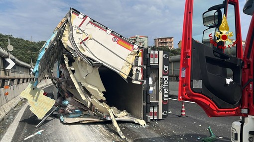 Camion ribaltato sulla A10, autostrada chiusa e poi riaperta tra Albisola e Celle Ligure