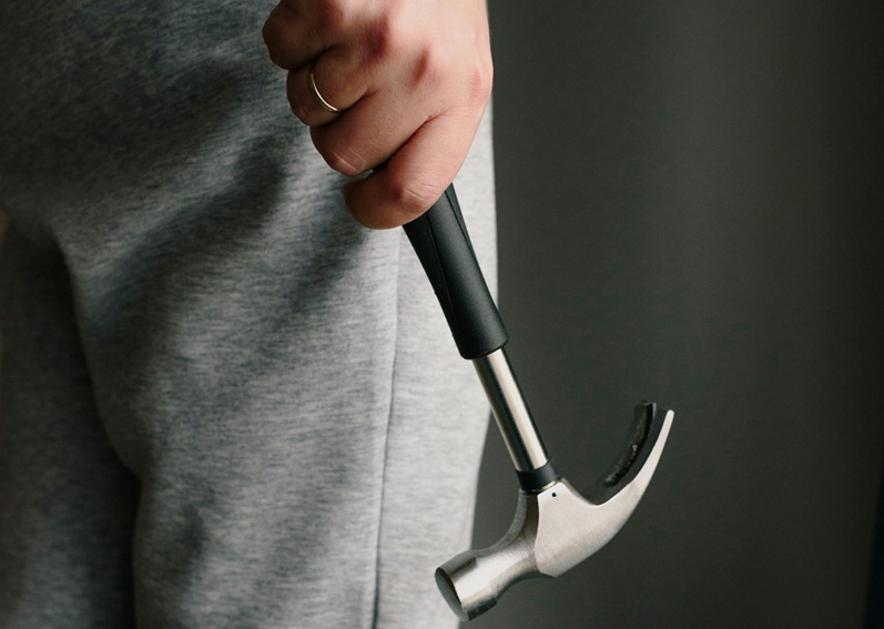 Aggrediscono carabinieri con un martello, arrestata coppia di fratelli a Genova