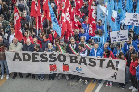 Operaio muore cadendo dal tetto del Comune a Castel Vittorio, sindacati chiedono più sicurezza sul lavoro