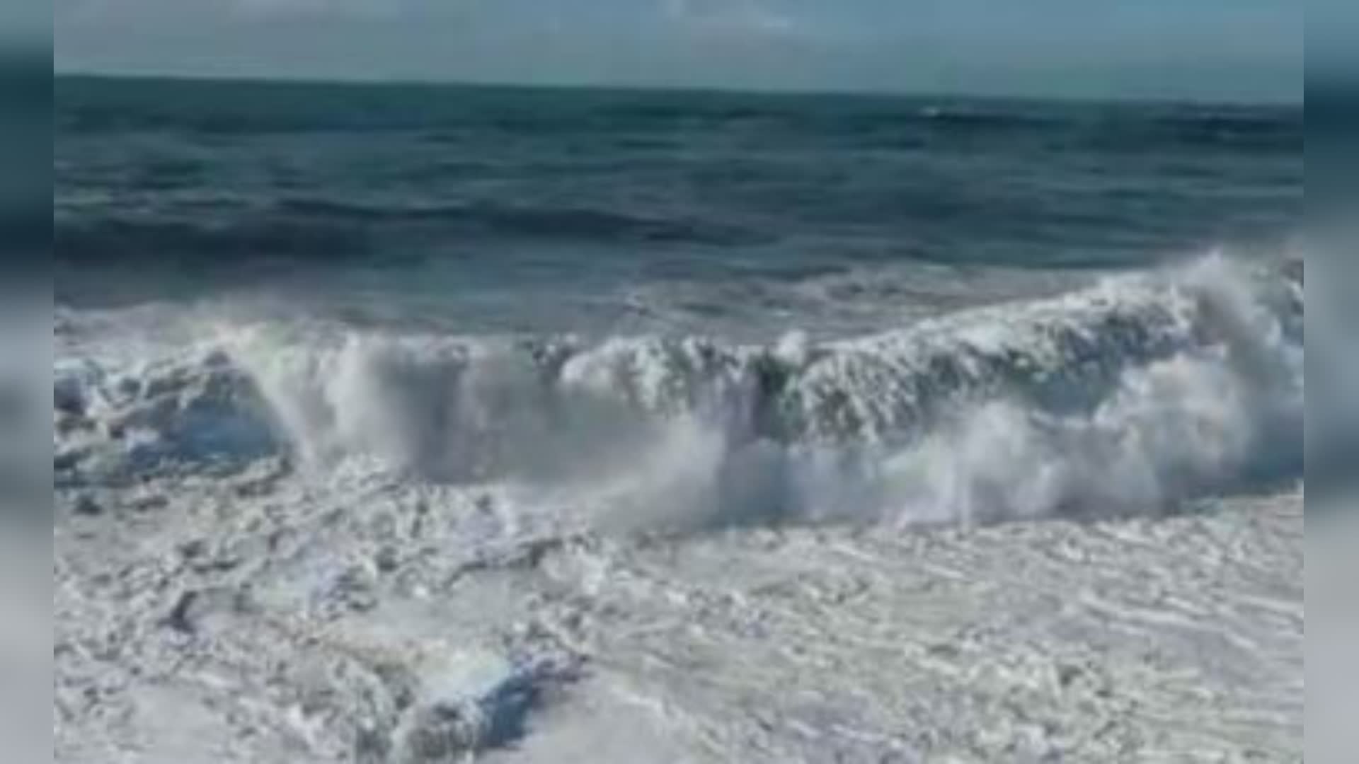 Savona, mare agitato con onde fino a 4 metri: stabilimenti in allerta