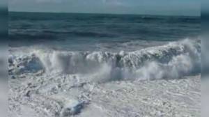 Savona, mare agitato con onde fino a 4 metri: stabilimenti in allerta