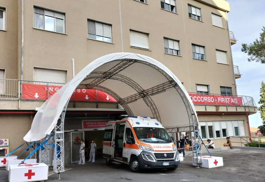 Aggressione al Pronto Soccorso di Imperia, ubriaco ferisce due infermieri e devasta sale del triage