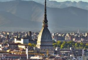 Torino invia cinque bus a Kharkiv per riattivare trasporto pubblico della città ucraina