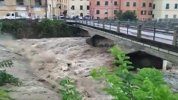 Nubifragio su Savona e Genova, allagamenti e disagi. A Quiliano e Mele oltre 100 mm di pioggia in un'ora
