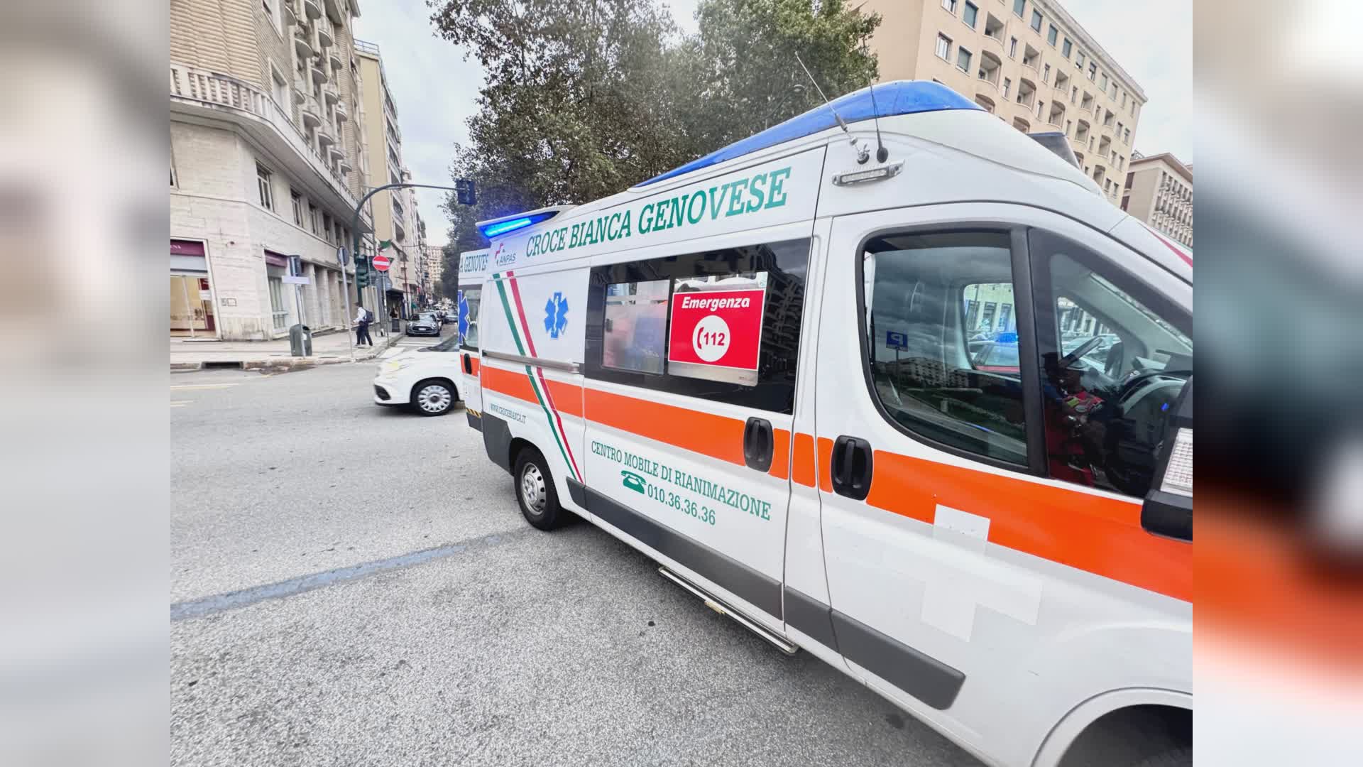 Incidente in via Cecchi: scooterista 52enne ferita dopo scontro con auto