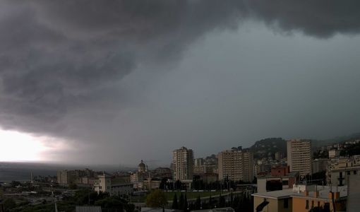 Maltempo, a Genova chiudono parchi, ville, giardini e cimiteri