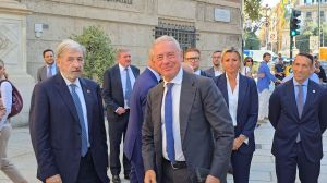 Futuro Ex Ilva tra forno elettrico e autonomia di Cornigliano, il ministro Urso a Genova. Presidio dei sindacati fuori dalla Prefettura