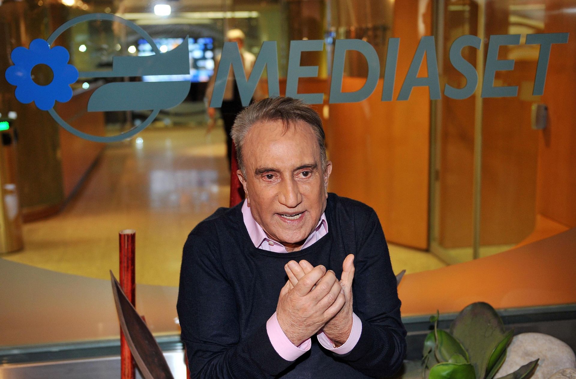 Addio a Emilio Fede, se ne va a 94 anni il telegiornalista che ha diviso l'Italia