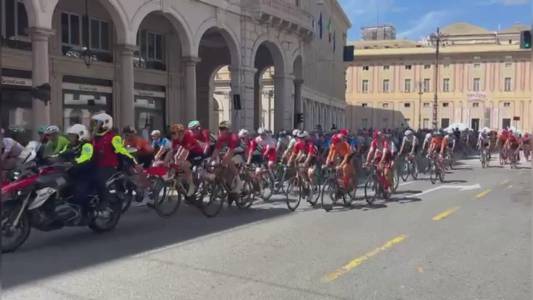 Ciclismo, partito da Genova il 49° Giro della Lunigiana: caccia ai nuovi Evenepoel, Pogacar e Nibali