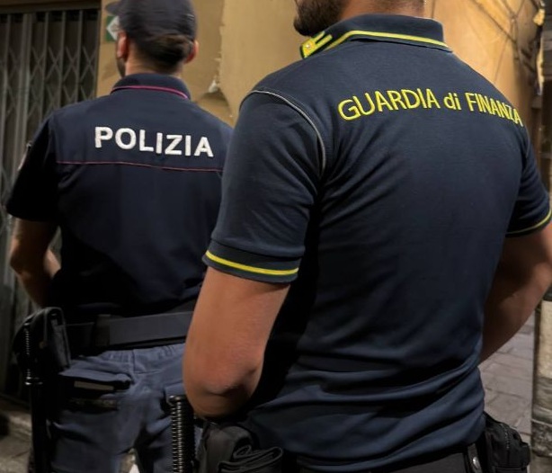 Operazione 'Alto Impatto' nei vicoli di Genova: due arresti, tre negozi chiusi e pioggia di multe
