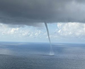 Tromba marina al largo di Chiavari, le immagini spettacolari dalla costa