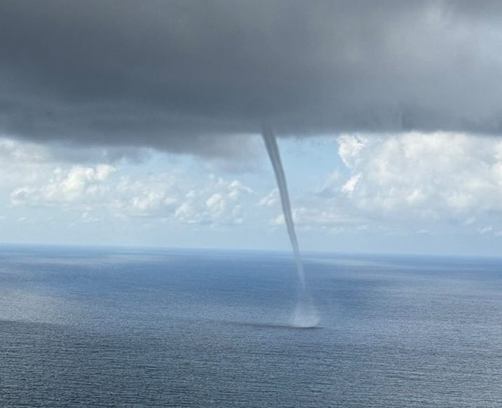 Tromba marina al largo di Chiavari, le immagini spettacolari dalla costa