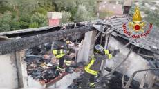 Leivi, incendio nella notte distrugge il tetto di una villetta: evacuate due famiglie
