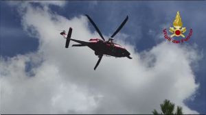 Sanremo, incendio sulle alture: fiamme minacciano serre e abitazioni, tre intossicati