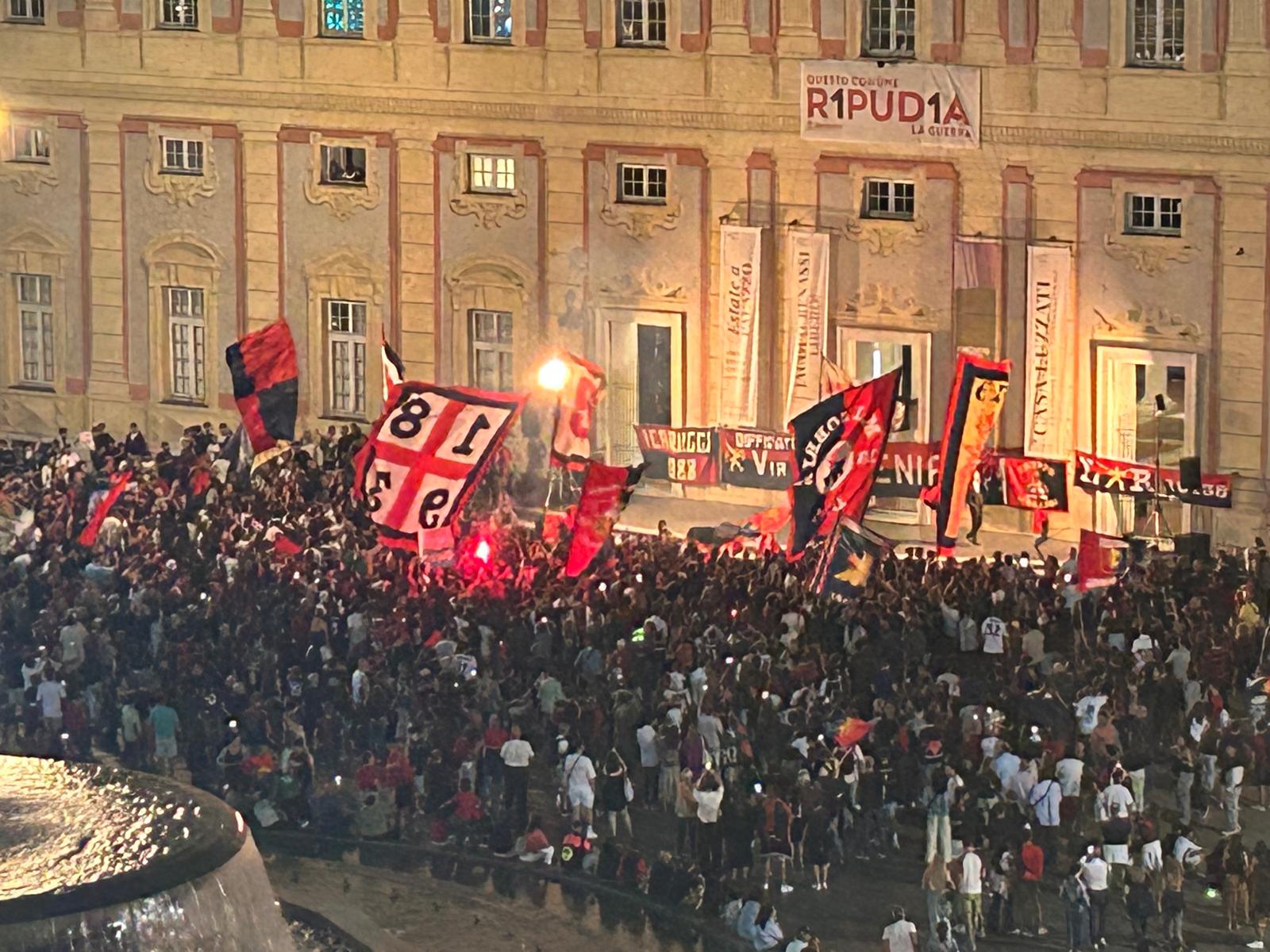 Buon compleanno Genoa, migliaia di tifosi in piazza De Ferrari per i 132 anni del club