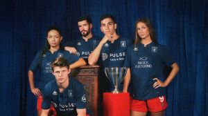 Genoa, ecco la terza divisa da gara: maglia blu e pantaloncini rossi in omaggio all'Inno del Grifone