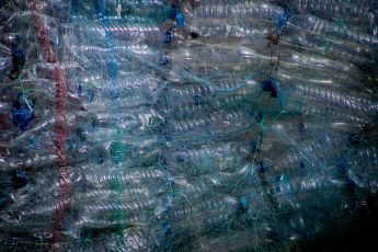 Riciclo della plastica, una nuova tecnica trasforma i rifiuti misti in oli e cere senza cernita preventiva