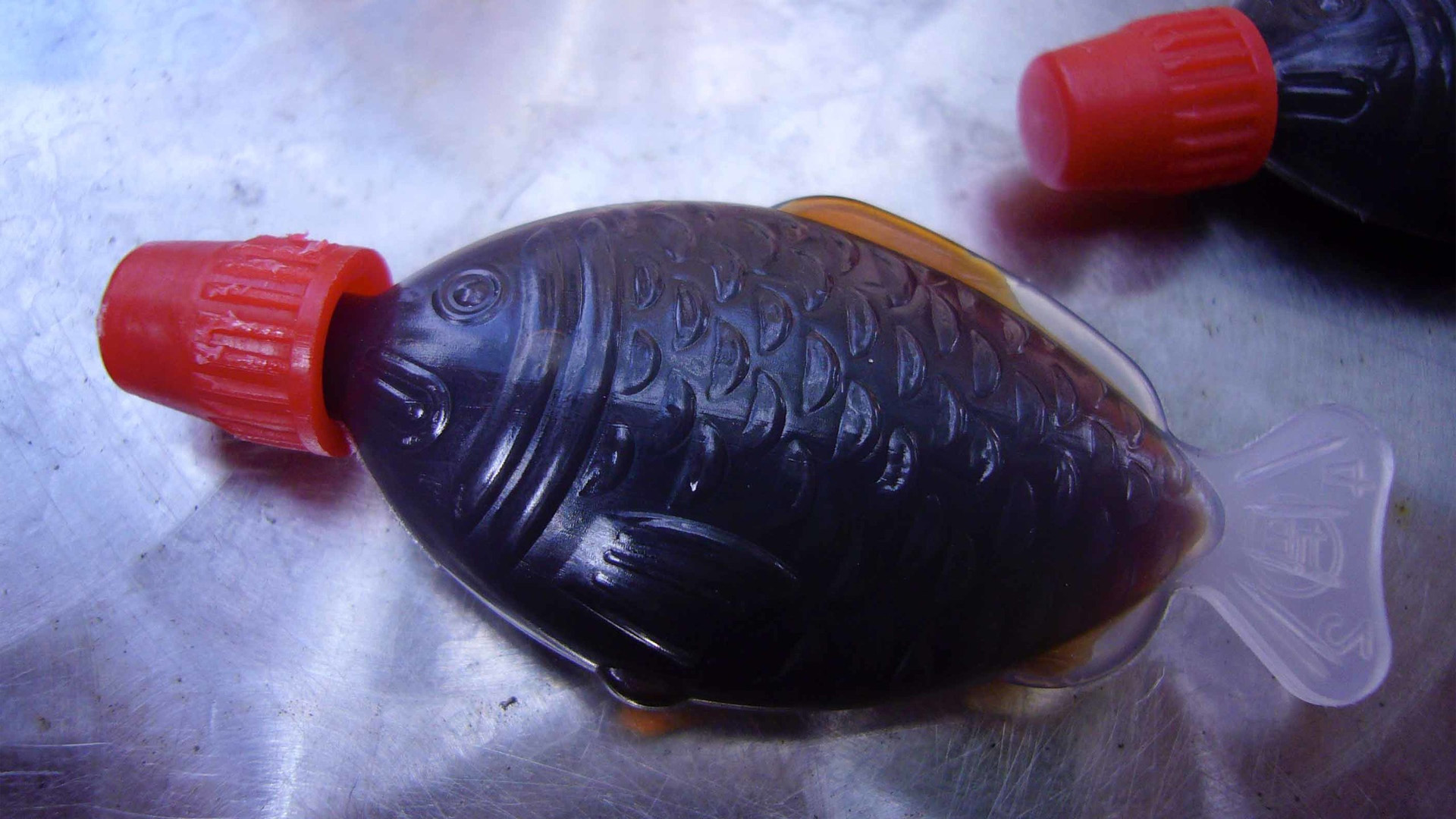 Australia, stop ai contenitori di salsa di soia a forma di pesce nelle confezioni di sushi da asporto