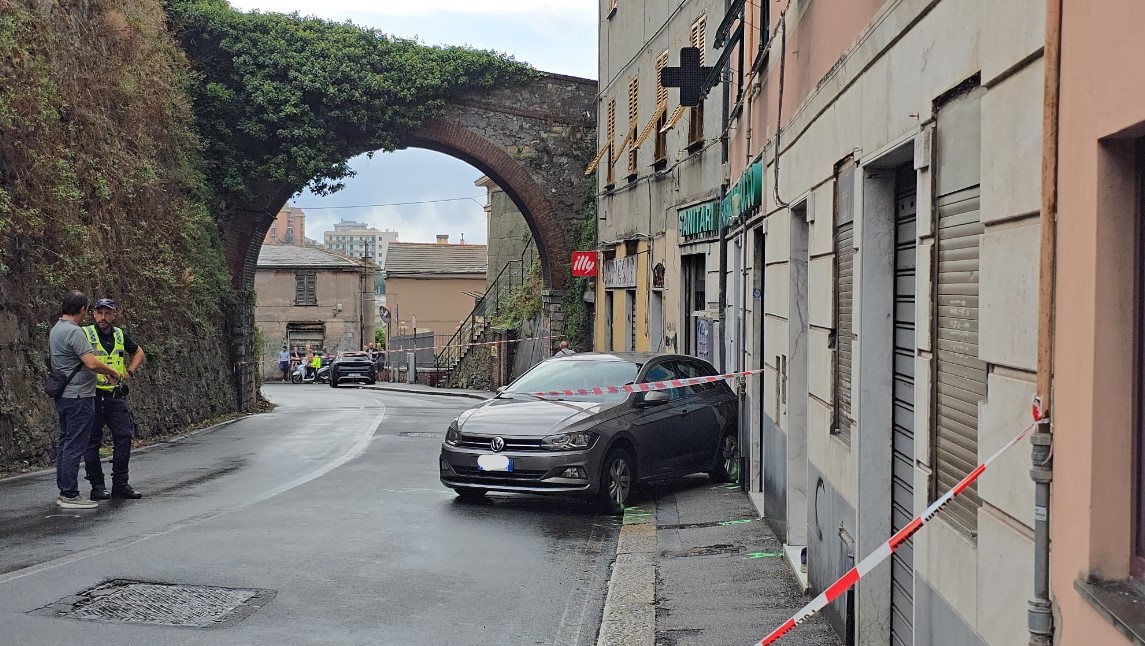 Tragedia a Borgoratti, muore donna travolta da un'auto parcheggiata: indagato il conducente