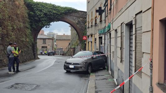 Tragedia a Borgoratti, muore donna travolta da un'auto parcheggiata: indagato il conducente