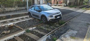 Auto incastrata sui binari a Pontetto, traffico ferroviario bloccato per un'ora