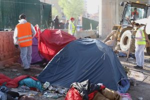 Ventimiglia, sgomberato accampamento di migranti sul fiume Roya: ruspe in azione dall'alba