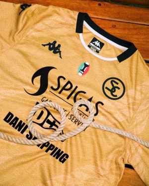Spezia: terza maglia '25/'26 color oro, in omaggio al mare delle Cinque Terre