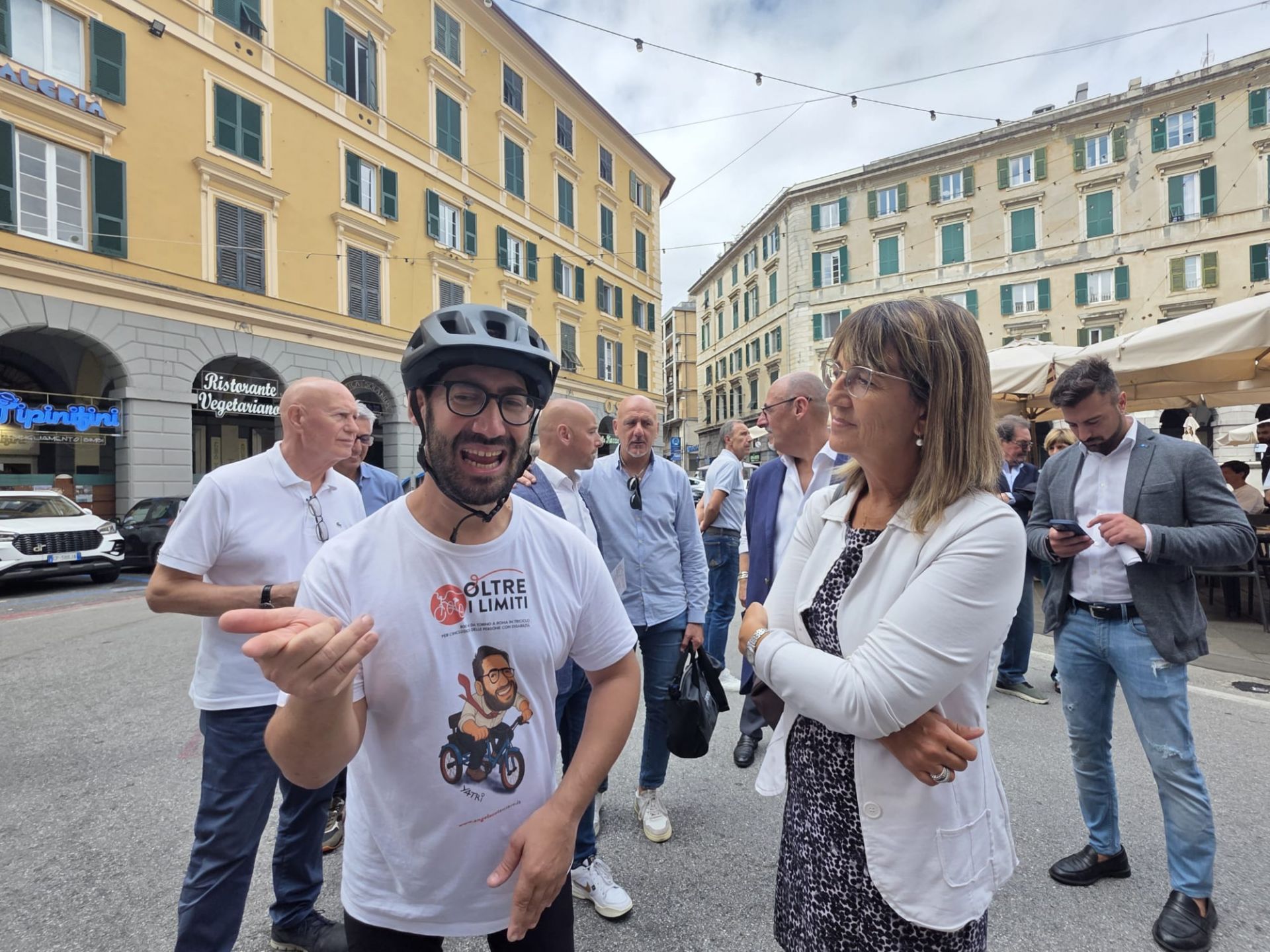 800 km in triciclo da Torino a Roma: l'impresa Oltre i Limiti di Angelo Catanzaro passa da Genova e La Spezia
