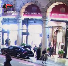 Trolley rubato a una principessa davanti a hotel di Genova, 28enne arrestato un anno dopo