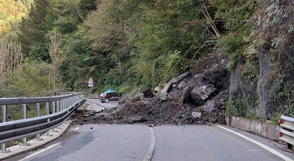 Frana sulla statale 45 in Val Trebbia, strada chiusa a Montebruno