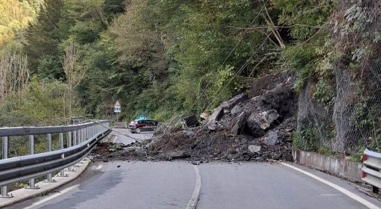 Frana sulla statale 45 in Val Trebbia, strada chiusa a Montebruno