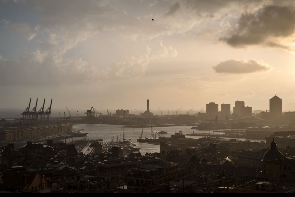 “Genova e la Lanterna”: il faro e la città negli scatti di Angelo Zammarrelli al Galata Museo del Mare