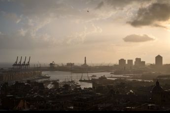 “Genova e la Lanterna”: il faro e la città negli scatti di Angelo Zammarrelli al Galata Museo del Mare