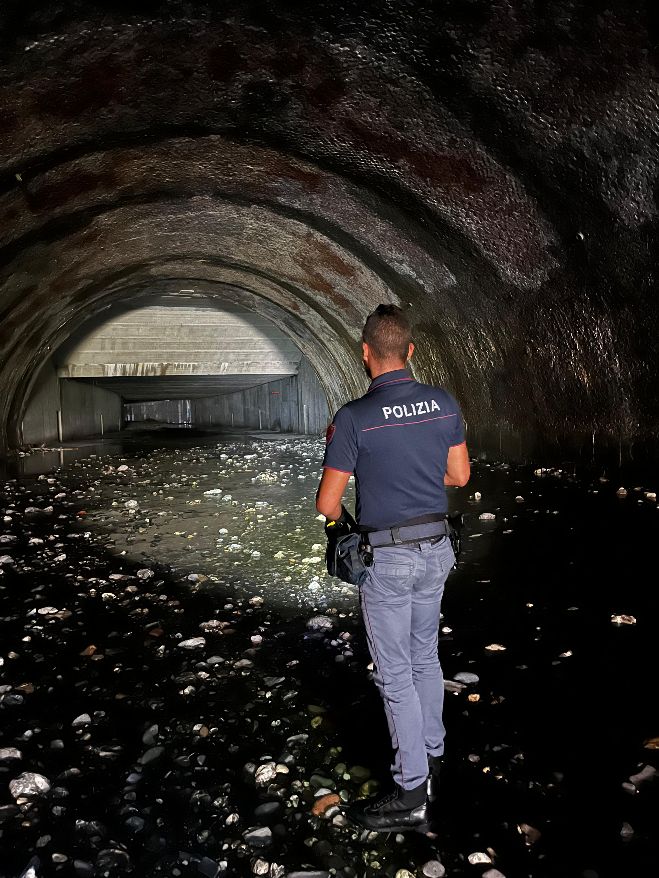 Genova, polizia, tre arresti in 24 ore: ricercati in strada, furti in centro commerciale e rapina da 50mila euro a un turista