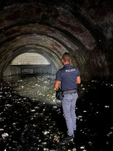 Genova, polizia, tre arresti in 24 ore: ricercati in strada, furti in centro commerciale e rapina da 50mila euro a un turista