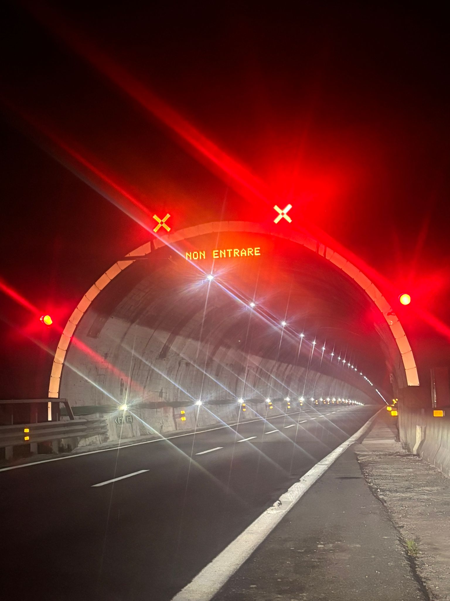 Autostrade: paura in A7, cartello misterioso all'ingresso della galleria e rischio tamponamenti