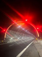 Autostrade: paura in A7, cartello misterioso all'ingresso della galleria e rischio tamponamenti