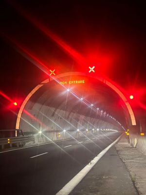 Autostrade: paura in A7, cartello misterioso all'ingresso della galleria e rischio tamponamenti