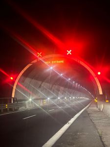 Autostrade: paura in A7, cartello misterioso all'ingresso della galleria e rischio tamponamenti