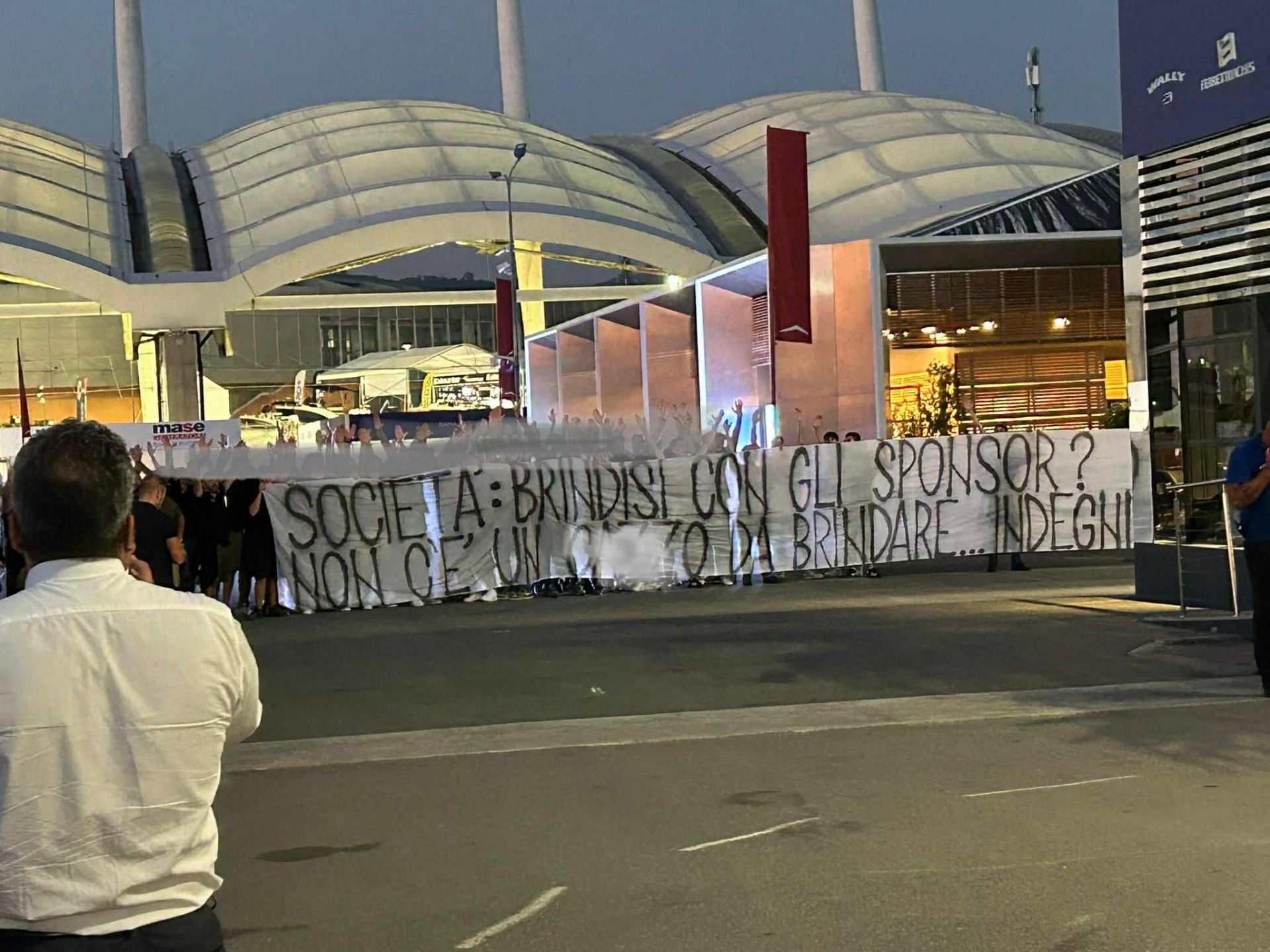 Sampdoria: blitz dei tifosi al Nautico, Manfredi e la dirigenza contestati a margine della serata con gli sponsor