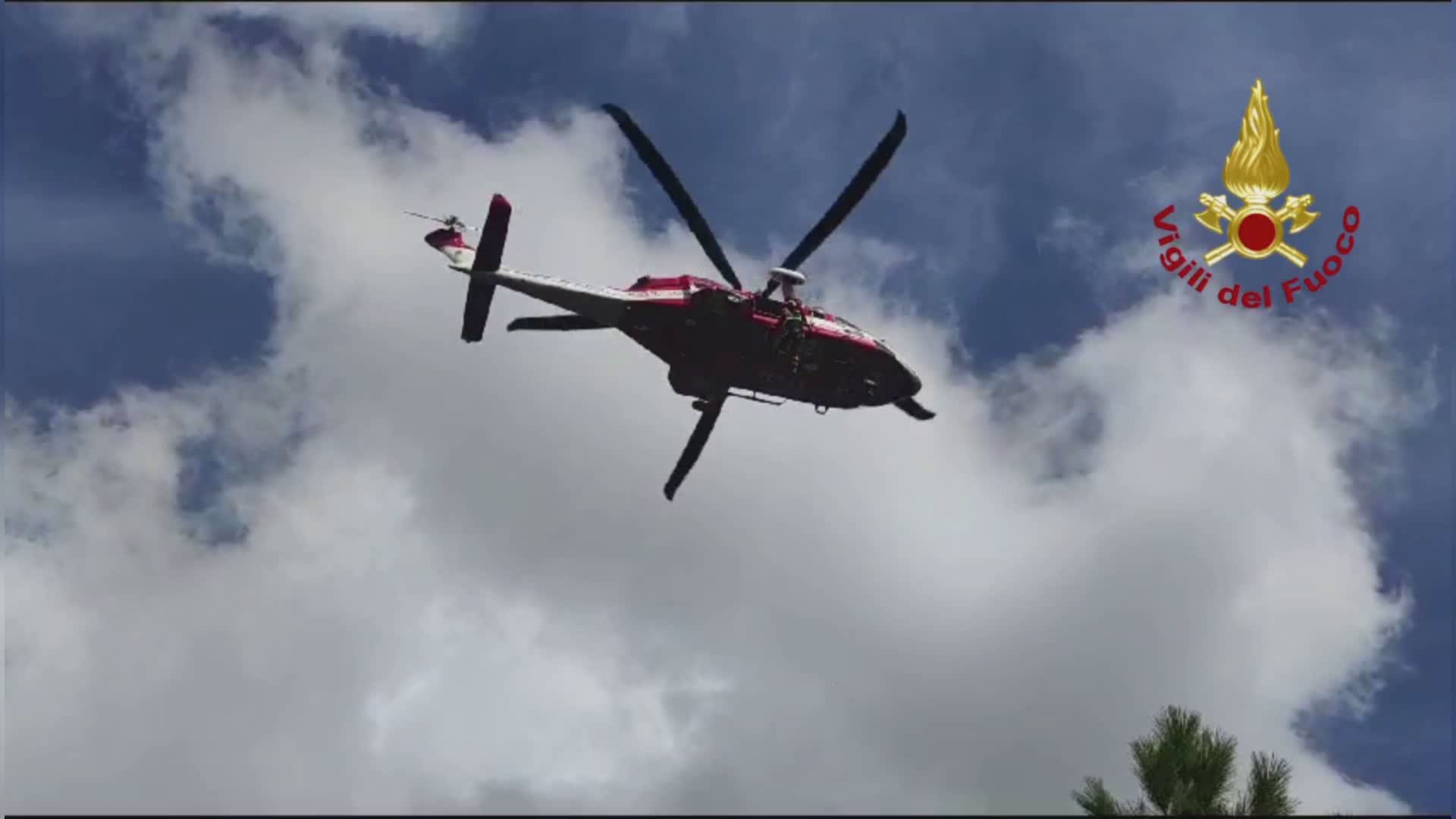 Diano San Pietro, fiamme sulle alture: probabile causa dolosa, in azione anche l'elicottero