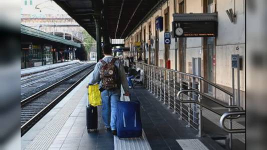 Autunno di scioperi: disagi in arrivo per treni, aerei, bus, navi e taxi