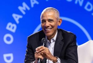 Barack Obama in vacanza in Liguria, raggiunge la moglie Michelle sullo yacht di Spielberg