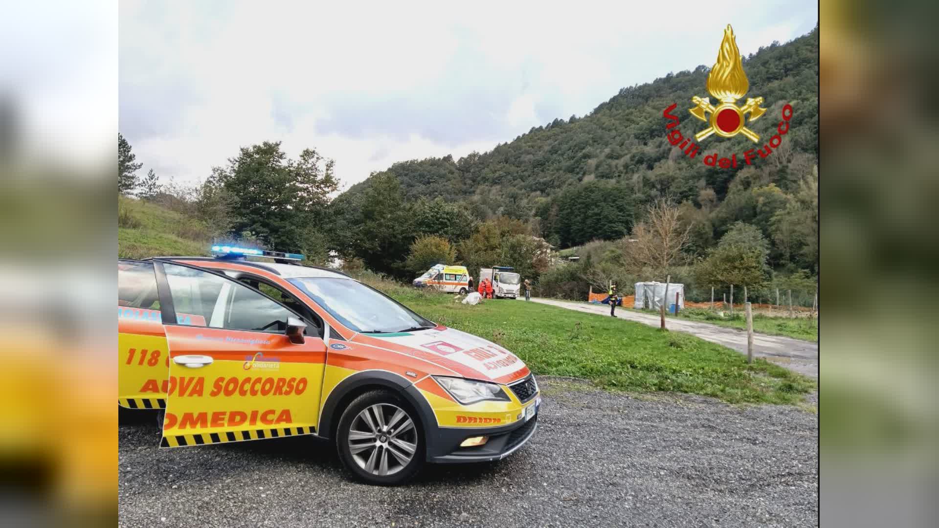 Montebruno: auto si ribalta e finisce fuori strada, due persone salvate con l'elisoccorso