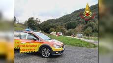 Montebruno: auto si ribalta e finisce fuori strada, due persone salvate con l'elisoccorso