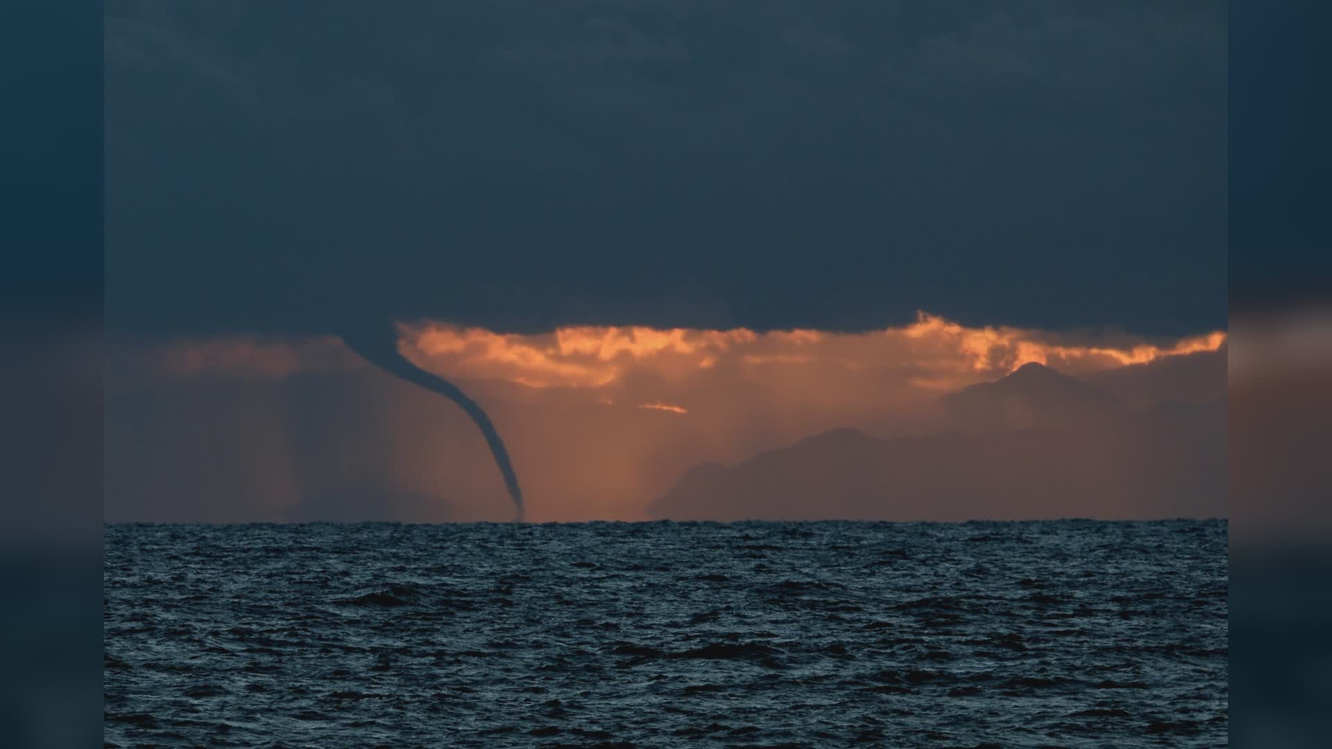 Deiva, l'immagine suggestiva di una tromba marina al largo verso Genova