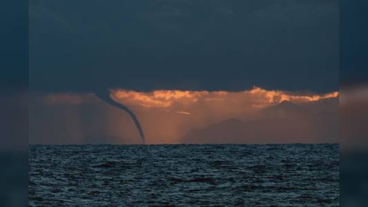 Deiva, l'immagine suggestiva di una tromba marina al largo verso Genova