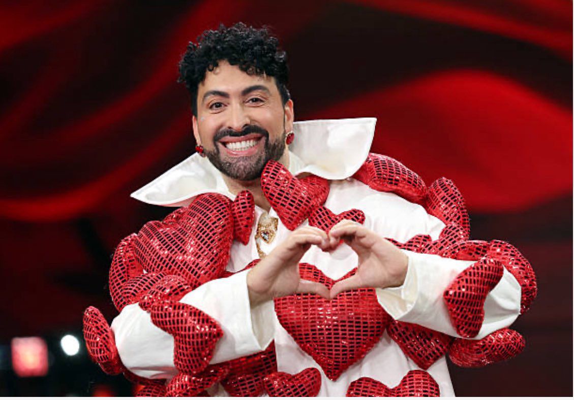 "Ballando con le stelle", il genovese Matteo Addino stupisce al debutto con un vestito di cuori dedicato a Barbara D'Urso