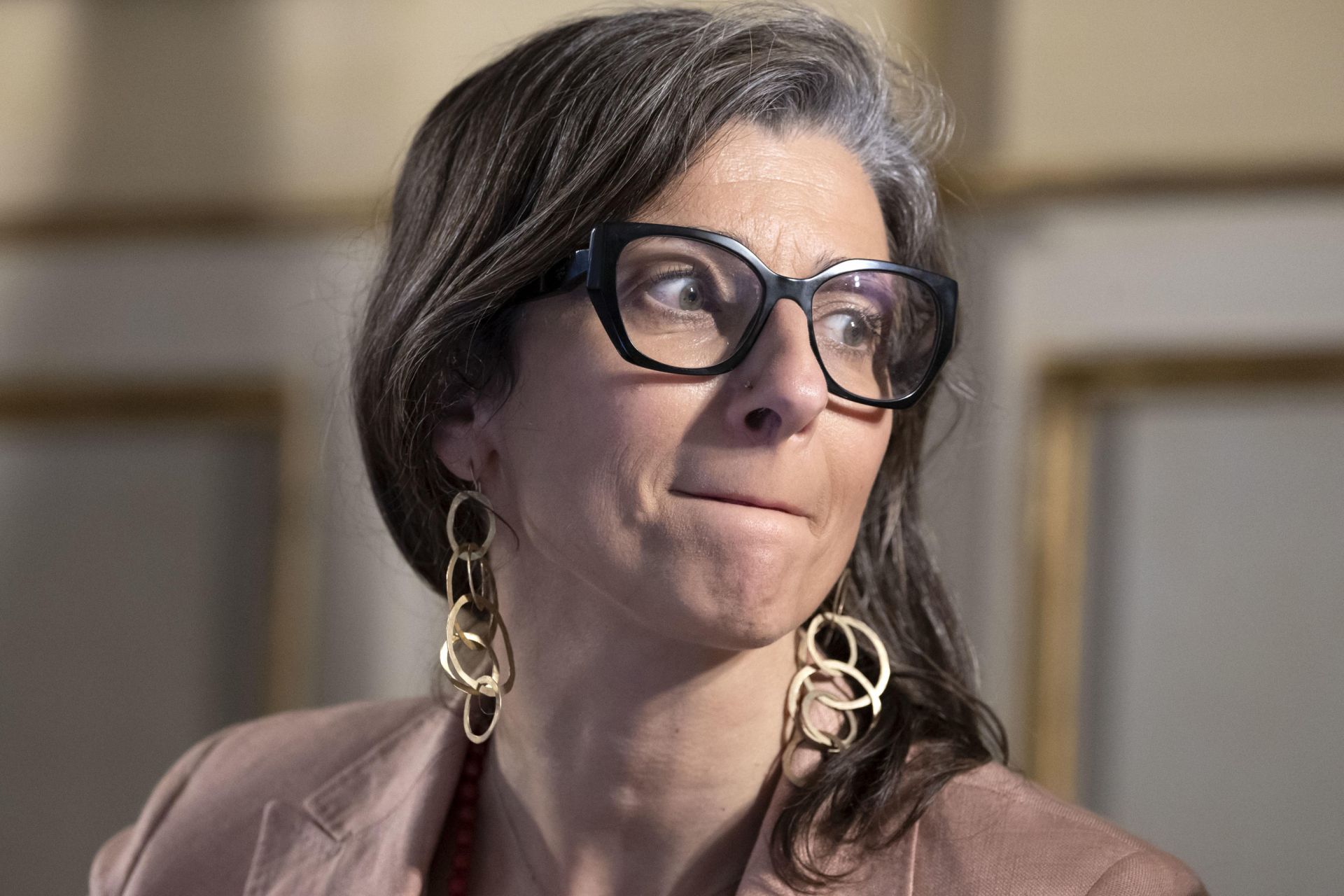 Genova, incontro con Albanese spostato ai Luzzati. Cavo (NM): "Problema è data, non sede". Salis: "Destra condanna relatrice Onu, non saluti romani"