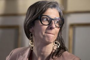 Genova, incontro con Albanese spostato ai Luzzati. Cavo (NM): "Problema è data, non sede". Salis: "Destra condanna relatrice Onu, non saluti romani"